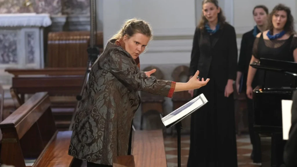Petra Grassi conducting the choir in Pordenone