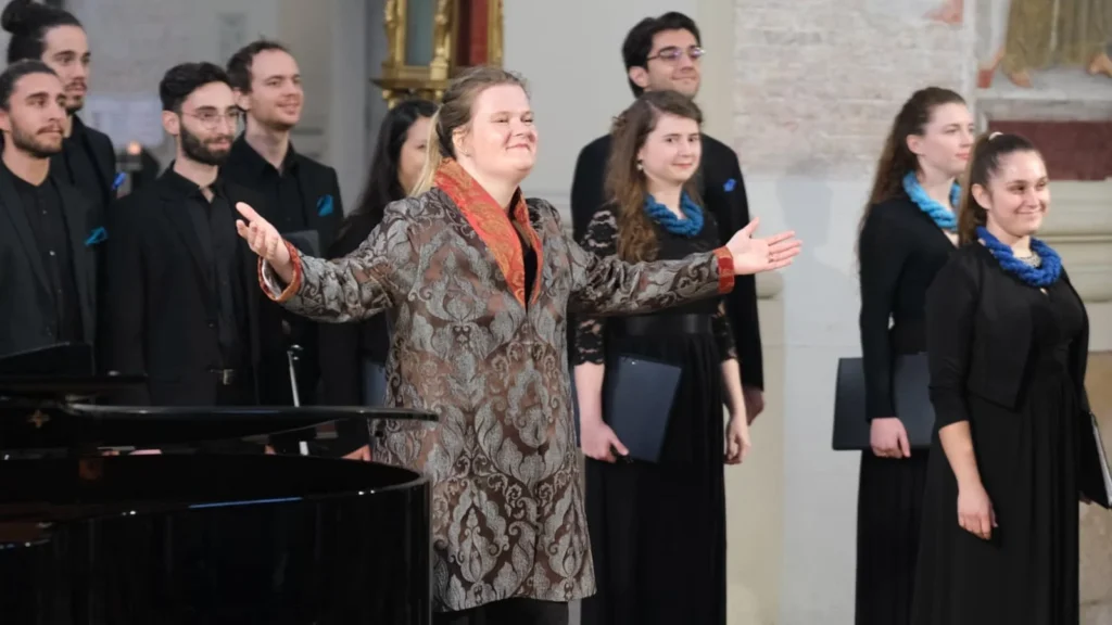 Petra Grassi and the Vikra choir accepting applause