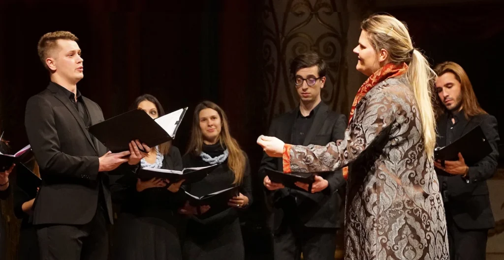 Conductor Petra grassi with the Vikra Chamber Choir in Modena